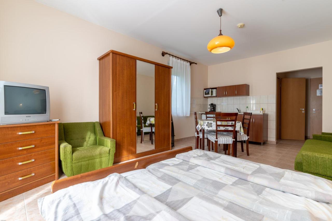 Izabella Panzio Bed & Breakfast Hajduszoboszlo Exterior photo