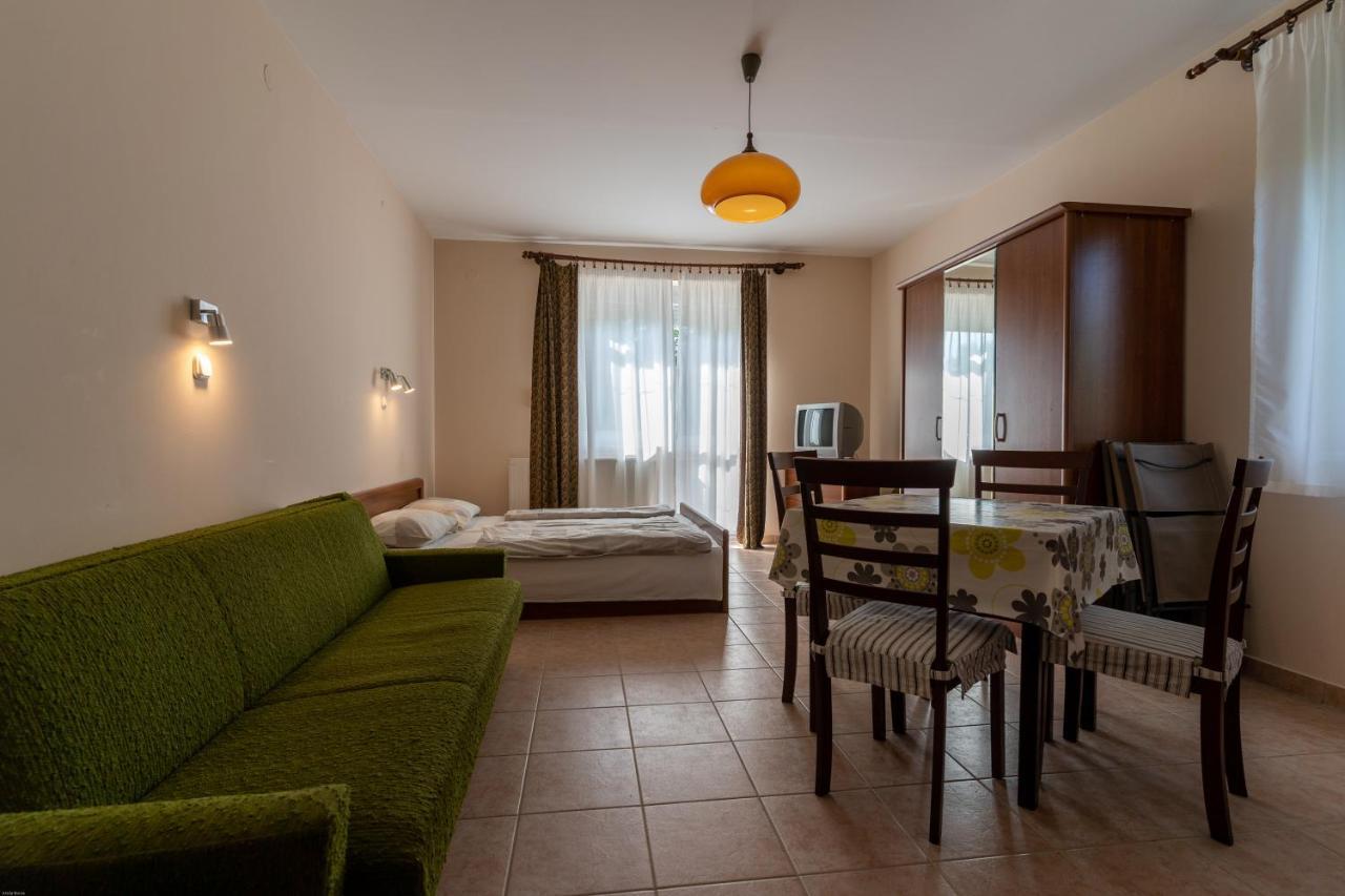 Izabella Panzio Bed & Breakfast Hajduszoboszlo Exterior photo